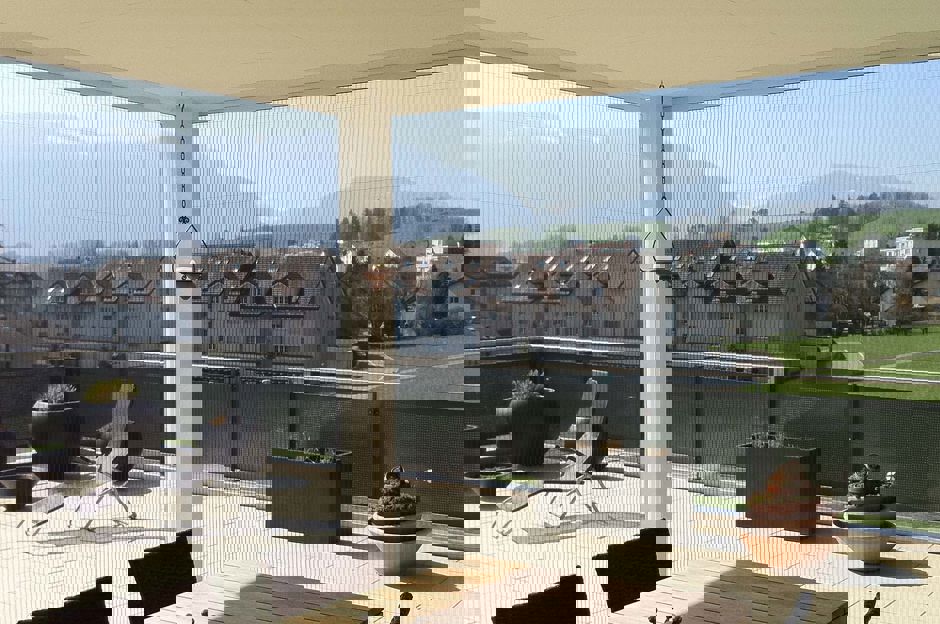 Réparation de la moustiquaire avec un Manuel de la société ISOTRA