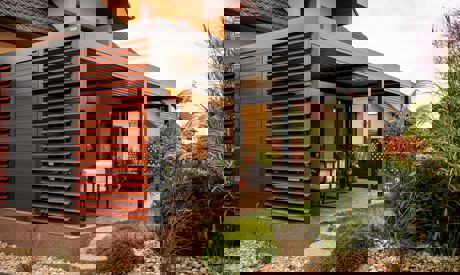 Le jardin comme salon d'été: comment les dispositifs de protection solaire transforment l'espace extérieur